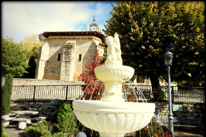 El retablo mayor está situado en la cabecera del ábside de la iglesia, ligeramente desplazado del muro, y sobre un bancal de piedra.