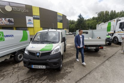 El alcalde, Daniel de la Rosa, con las nuevas camionetas. SANTI OTERO