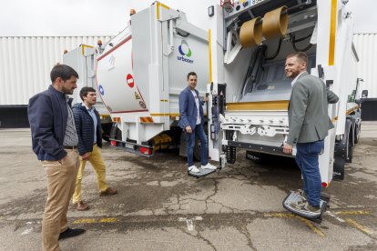 Los vehículos en propiedad de recogida de contenedores irán llegando en los próximos meses. Estos les pone la empresa para ir funcionando desde ya. SANTI OTERO
