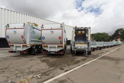 Los vehículos en propiedad de recogida de contenedores irán llegando en los próximos meses. Estos les pone la empresa para ir funcionando desde ya. SANTI OTERO