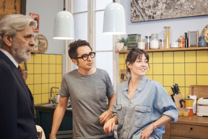 Berto y Eva Ugarte, con Chete Lera, en una imagen de la serie.