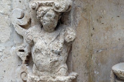 Según la tradición, esta imagen de la fuente del patio del palacio representa a Isabel de Osorio. SANTI OTERO