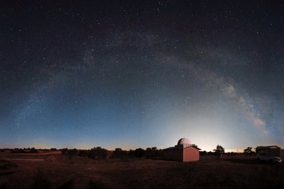 La contaminación lumínica dificulta pero no impide la tarea de los miembros de Astroburgos. JESÚS PELÁEZ