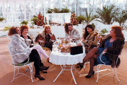 Las protagonistas de 'Vestida de azul' (1984) en el Palacio de Cristal de El Retiro de Madrid.