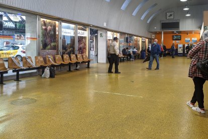 Varios pasajeros esperan para acceder a su línea de autobús en la estación. SANTI OTERO