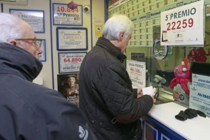 La administración de loterías ubicada en la avenida reyes Católicos vendió una serie de un quinto premio.-RAÚL G. OCHOA