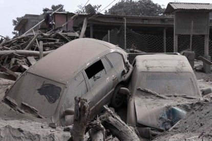 Coches sepulatos por la lava del volcán de Fuego