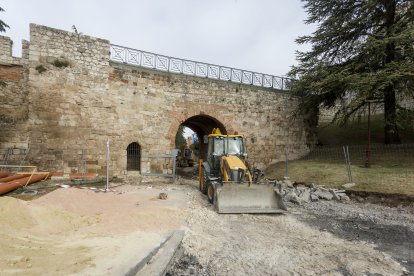 Una máquina trabajando en las cercanías del arco de San Martín, a finales de septiembre. SANTI OTERO