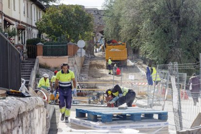 Un momento en el desarrollo de los trabajos desde el arco hacia el barrio de San Pedro de la Fuente. SANTI OTERO