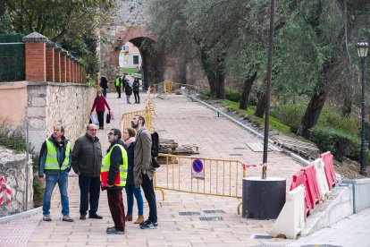 Nuevo pavimento instado ya en esta zona peatonal que va desde el Arco de San Martín hacia el barrio de San Pedro de la Fuente. TOMÁS ALONSO