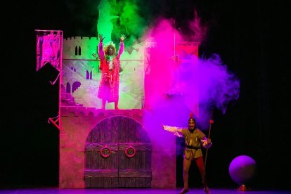 El castillo abrió ayer sus puertas en el Clunia. TOMÁS ALONSO