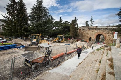 La obra de peatonalización, que ejecuta la empresa Jacinto Lázaro, desde el Solar del Cid. TOMÁS ALONSO