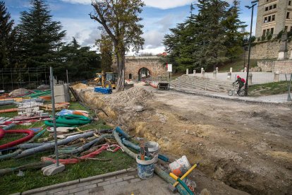 Las canalizaciones se están renovando aprovechando esta actuación que financian entre el Ministerio de Industria y Comercio y el Ayuntamiento de Burgos. TOMÁS ALONSO