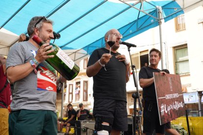 Ajenjo, brindando con Ribera del Duero en la plaza del Trigo. DO RIBERA