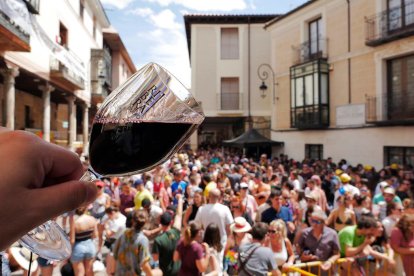 La plaza del Trigo, a reventar en el arranque del festival.  DO RIBERA