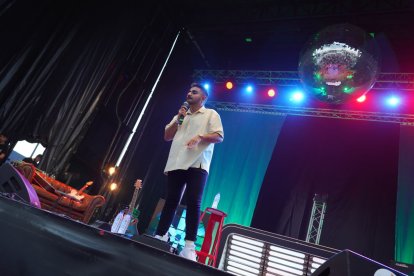 El humor también tiene espacio en eñl Sonora, en escena David Puerto.  DO RIBERA
