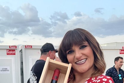 Rozalén posa con la  botella magnum de Ribera con su imagen.  DO RIBERA