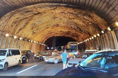Los dos camiones accidentados dentro del túnel de Pancorbo. ECB