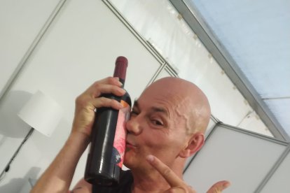 'Cifu', cariñoso con una botella de Ribera.  DO RIBERA