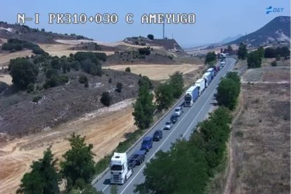 El atasco saltó a la Nacional I debido al corte de la AP-1. DGT