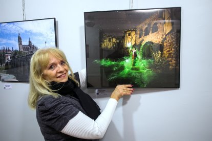 Una fotógrafa muestra orgullosa su obra. TOMÁS ALONSO