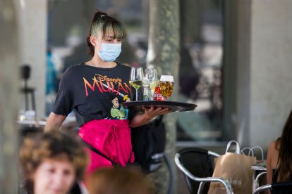 Servicios es el sector en el que, tras la recuperación de la Hostelería, más baja el paro.