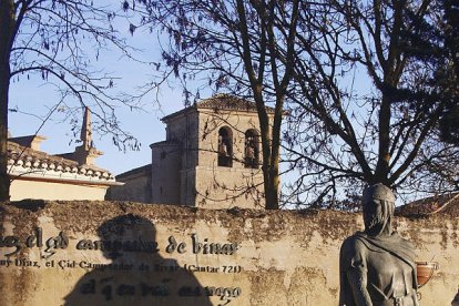 El monumento al Cid Campeador preside el centro de la localidad. DARÍO GONZALO