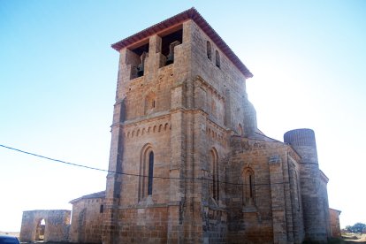 Imagen de la iglesia de Villamorón cuando el tendido eléctrico colgaba de sus paredes.