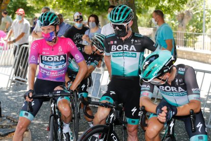 Los corredores esperan a tomar la salida en Castrojeriz.  / Santi Otero