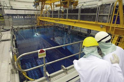 Dos operarios de la central nuclear de Santa María de Garoña en la piscina de combustible ya gastado.