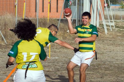 Burgos Corzos, el primer equipo en España de 'flag football' formado por personas con discapacidad intelectual. TOMÁS ALONSO
