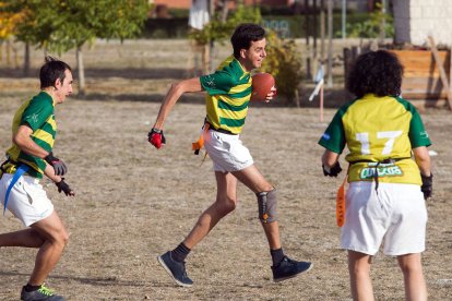 Burgos Corzos, el primer equipo en España de 'flag football' formado por personas con discapacidad intelectual. TOMÁS ALONSO