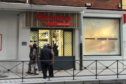 Aranda de Duero será uno de los primeros supermercados en abrir. Los pintores ya han empezado