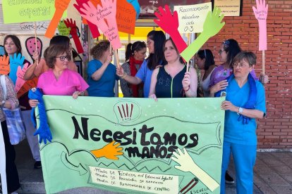 Un momento de la protesta ayer frente a Santa María la Mayor. ECB