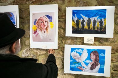 La muestra 'Pintar bajo las bombas. Artistas de Ucrania' puede verse en Factoría del Barco, Tenerías 4, hasta el 4 de junio. TOMÁS ALONSO