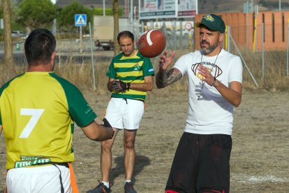 Burgos Corzos, el primer equipo en España de 'flag football' formado por personas con discapacidad intelectual. TOMÁS ALONSO