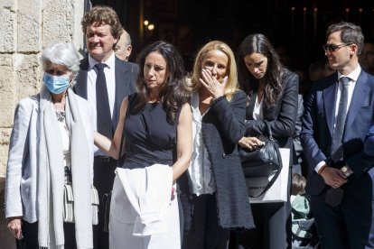La familia de José Antolín en el momento de recibir el féretro en la entrada a la iglesia de San Lorenzo. SANTI OTERO