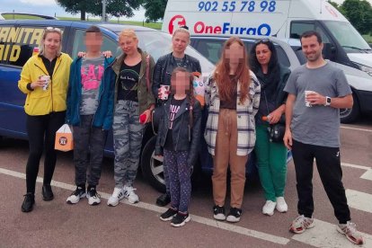 Miguel y Tati con los seis refugiados ucranianos de camino a Polonia.