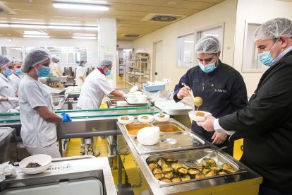 Se busca adaptar platos de Ricardo Temiño a las particularidades de la cocina hospitalaria. TOMÁS ALONSO