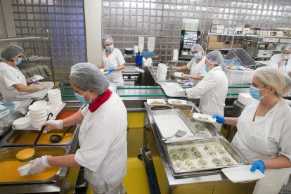 Se elaboran entre 350 y 400 platos con este menú adaptados a las necesidades de cada paciente. TOMÁS ALONSO