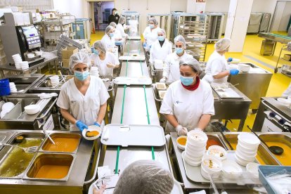 La comanda de cada comida o cena en el HUBU implica a 24 personas para que todas las especificaciones de cada paciente sean las que llegan a su habitación. TOMÁS ALONSO