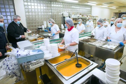 El equipo de cocina del HUBU está formado por 80 personas y trabajan en tres turnos: uno de mañana, otro de tarde y un tercero de descanso. TOMÁS ALONSO