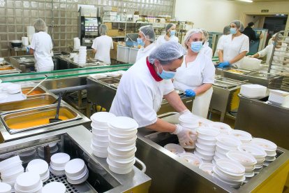 El menú diseñado por Ricardo Temiño y elaborado por el equipo de cocina del HUBU está diseñado para que el 80% de los pacientes puedan disfrutarlo. TOMÁS ALONSO