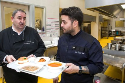 Víctor y Ricardo explican el menú del día de Reyes en el HUBU: sopa de pescado, alcachofa rellena de changurro, ravioli de carne en su salsa y roscón de Reyes. TOMÁS ALONSO
