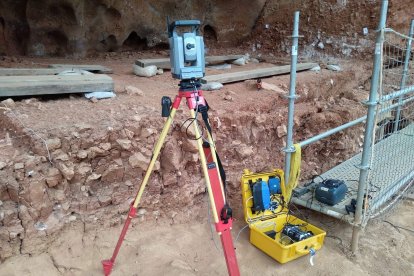 Es el kit tecnológico que se prueba estos días en las Excavaciones de Atapuerca. Dispone de un router wifi, un ordenador del tamaño de un paquete de tabaco, cuatro baterías de 18 horas de duración, un cargador y un conector a la centralita de periféricos como estación total e impresora.