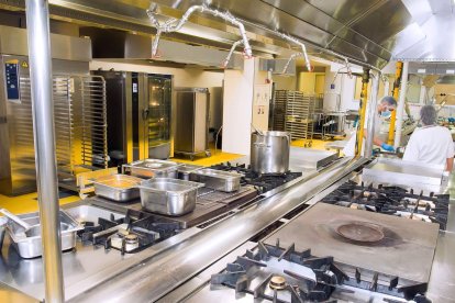 En las cocinas del HUBU llevan trabajando en el menú diseñado por Ricardo Temiño desde hace dos meses. TOMÁS ALONO