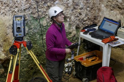 La coordinadora del yacimiento Elefante, Rosa Huguet, trabaja en disponer todo el equipamiento informático del yacimiento al inicio de la campaña. SANTI OTERO