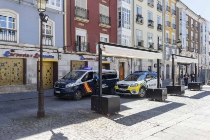 Policía Nacional y Policía Local, esta mañana en La Flora. SANTI OTERO