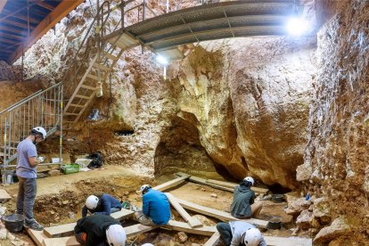 Excavación en el yacimiento de Elefante. Mientras los compañeros trabajan sobre el terreno, uno de ellos, en la parte izquierda, apunta los datos en el dispositivo tecnológico. SANTI OTERO