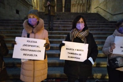 Imagen de la concentración en la plaza del Rey San Fernando. ECB